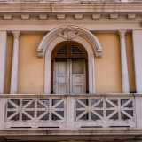 ...arcate con fregi e colonne impreziosite da gigli in pietra